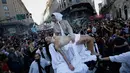 Seorang wanita bertelanjang dada saat menggelar aksi teatrikal yang melambangkan ibu Plaza de Mayo saat pawai parade peringatan 41 tahun kudeta militer di Buenos Aires, Argentina (24/3). (AP Photo/Victor R. Caivano)