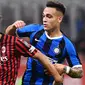 Bek AC Milan, Ricardo Rodriguez, berebut bola dengan striker Inter Milan, Lautaro Martinez, pada laga Serie A di Stadion San Siro, Milan, Sabtu (21/9). Milan kalah 0-2 dari Inter. (AFP/Miguel Medina)