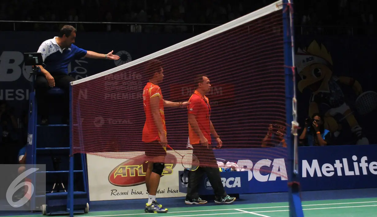 Tontowi Ahmad (tengah) menenangkan Richard Mainaky usai melakukan protes saat BCA Indonesia Open 2016, Jakarta, Kamis (2/6/2016). Tontowi/Liliyana kalah 19-21, 17-21 dari pasangan Denmark, Kim Astrup/Line Kjaersfeldt (Liputan6.com/Helmi Fithriansyah)