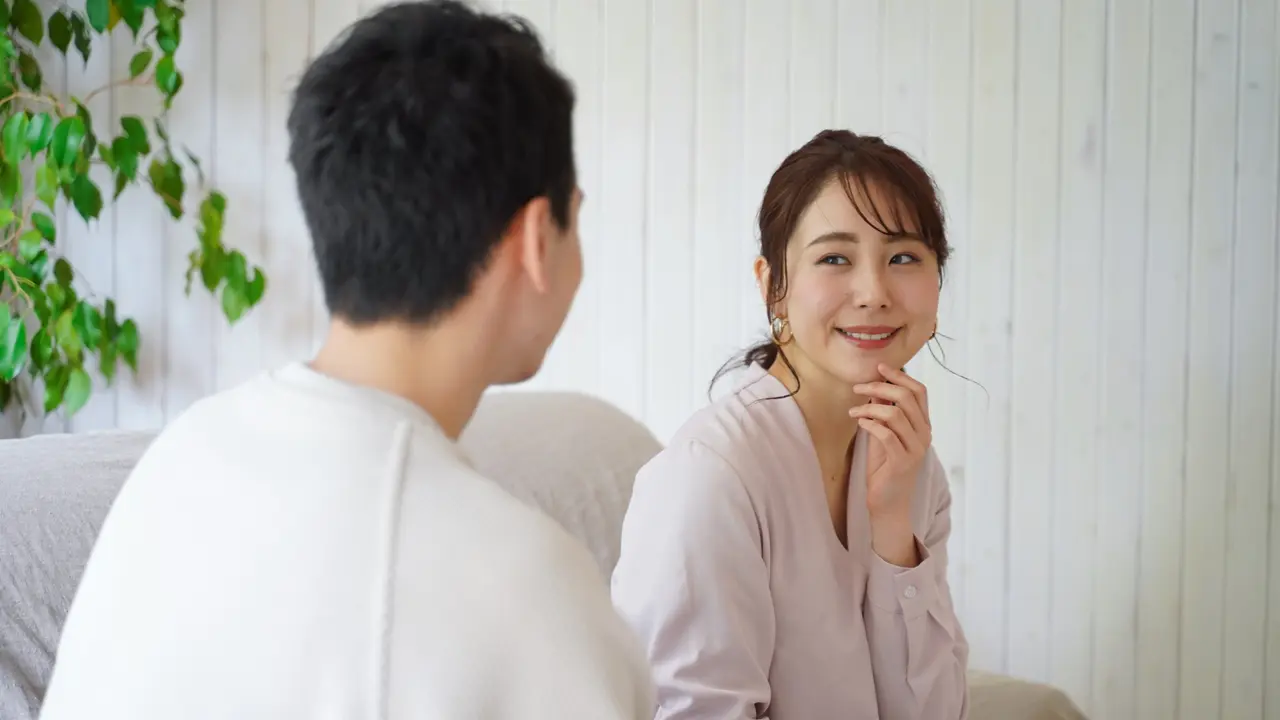perempuan dan pasangan berbagi kisah cerita