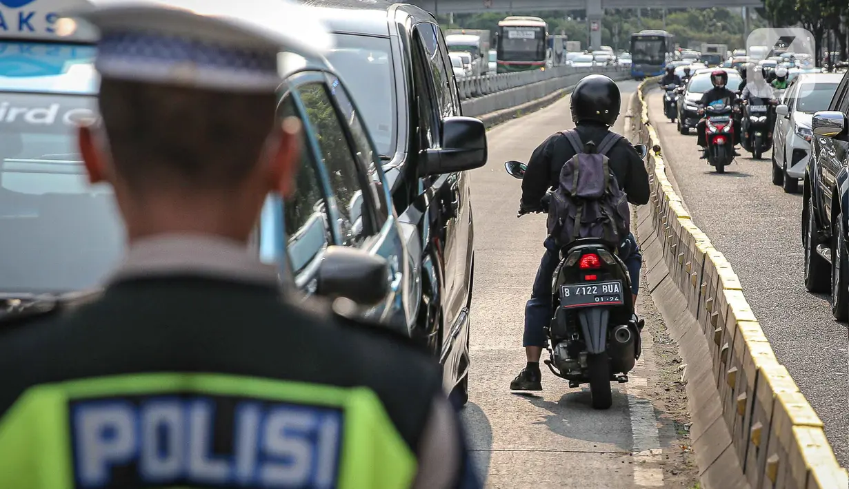 Setelah kembali diperbolehkan penindakan tilang manual atau tilang ditempat kepada para pengendara yang melanggar. (Liputan6.com/Faizal Fanani)
