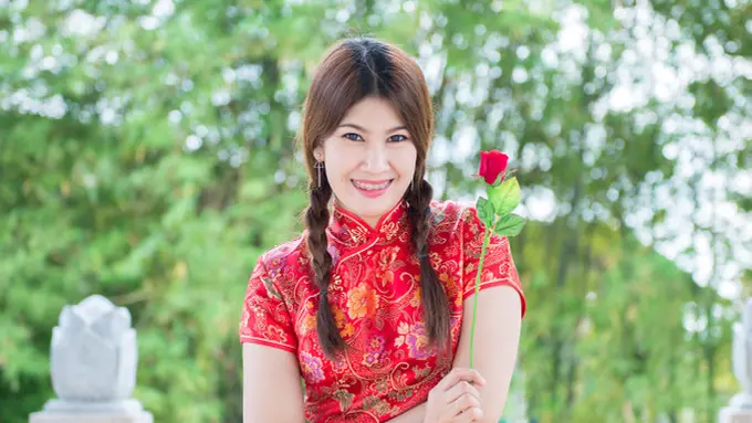 perempuan merayakan Imlek