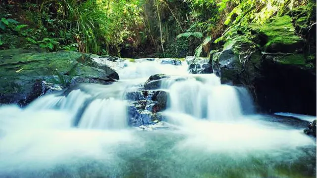 Sejuknya Air Terjun Kaboko di Balik Lebatnya Hutan Lipat Kain