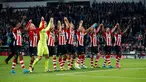 Para pemain PSV Eindhoven merayakan kemanangan usai pertandingan melawan Manchester United pada laga penyisihan grup B Liga Champions di Stadion Philips, Belanda (16/9/2015). PSV menang atas MU dengan skor 2-1. (Reuters/Andrew Couldridge)
