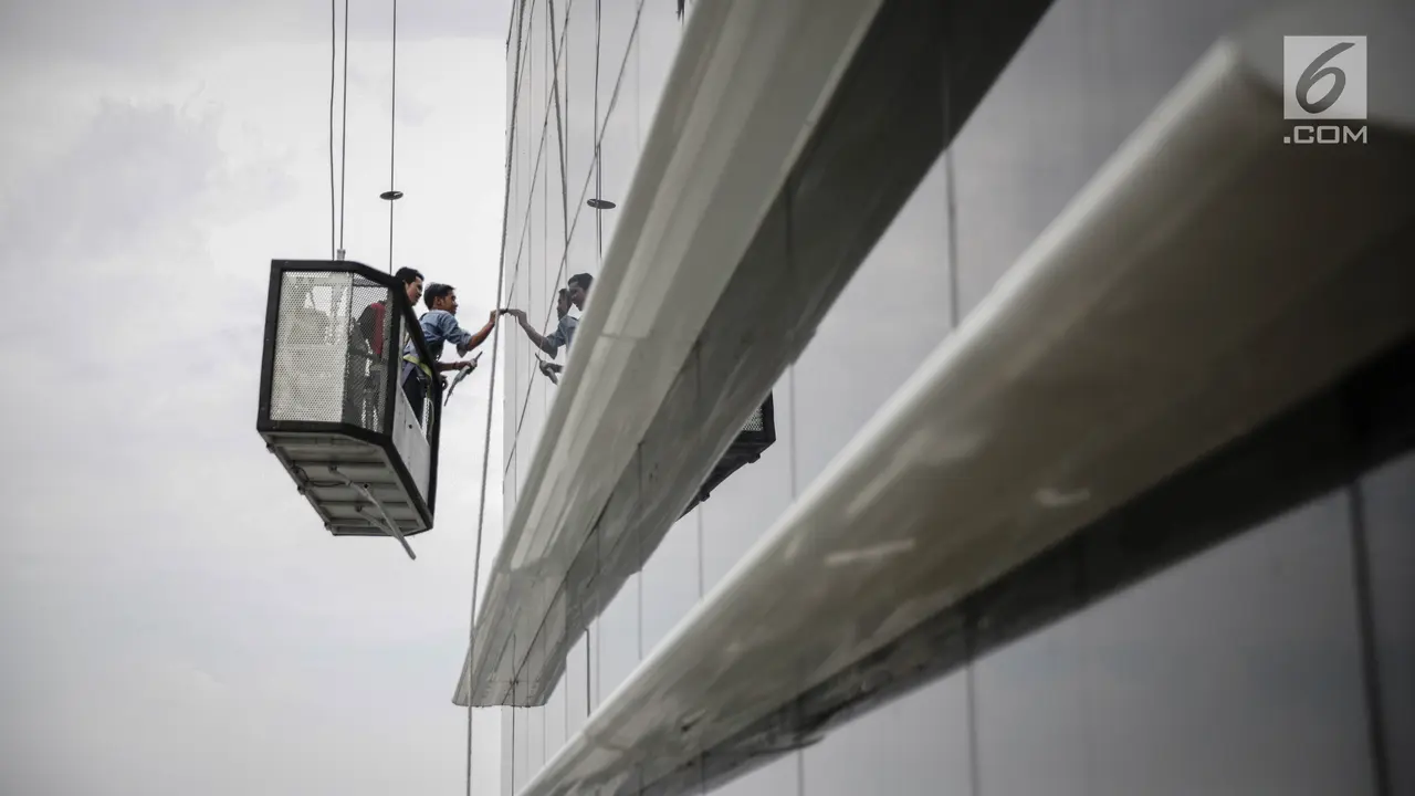 Pembersih Kaca Gedung Bertingkat Tanpa Helm