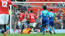 Pemain Manchester United Paul Pogba berhasil mencetak gol ke gawang Arsenal saat pertandingan Liga Inggris di stadion Old Trafford di Manchester (29/4). Manchester United mengalahkan Arsenal 2-1 pada pekan ke-36 Premier League. (AP Photo / Rui Vieira)