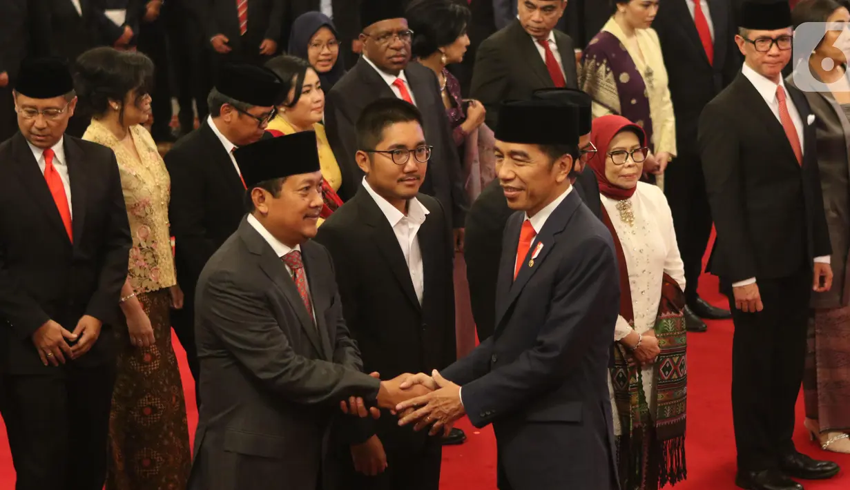 Presiden Joko Widodo atau Jokowi memberikan ucapan selamat kepada para Wakil Menteri (Wamen) Kabinet Indonesia Maju usai pelantikan di Istana Negara, Rabu (23/10/2019). Sebanyak 12 wakil menteri dilantik untuk membantu jajaran menteri Kabinet Indonesia Maju. (Liputan6.com/Angga Yunair)