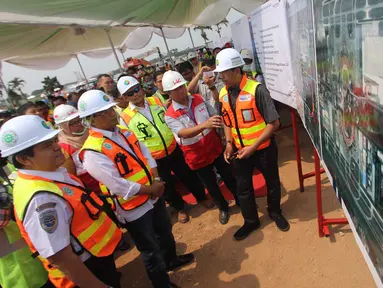 Menteri Perhubungan Budi Karya Sumadi (kedua kiri) melihat gambar proyek pembangunan East Connection, Project Runway atau landasan pacu, dan Apron Cargo di kawasan Bandara Soekarno – Hatta, Banten, Minggu (15/4). (Merdeka.com / Arie Basuki)
