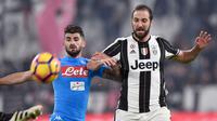 Pemain Napoli Elseid Hysaj mencoba menahan Higuain saat pertandingan liga Italia Seri A, Juventus melawan Napoli di Stadion Juventus, Turin, Italia (29/10). Higuan berhasil menyumbang satu gol untuk Juventus. (Reuters/Giorgio Perottino)