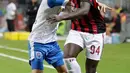 Penyerang AC Milan, M'Baye Niang berusaha melewati pemain U Craiova, Gustavo Vagenin saat bertanding di leg kedua babak 3 Liga Europa di San Siro, Milan, (3/8). AC Milan menang dengan agregat 3-0. (AP Photo / Antonio Calanni)