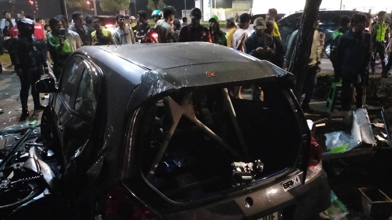 Mobil Honda Brio melaju kencang dan langsung menyeruduk penjual takjil di pinggir Jalan BSD Boulevard, Desa Lengkong Kulon, Kecamatan Pagedangan, Kabupaten Tangerang, Rabu malam (27/3/2024). (Liputan6.com/Pramita Tristiawati)