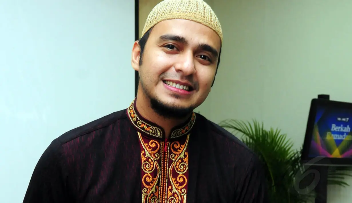 Aktor ganteng Ali Zaenal mengubah cara berpakaiannya semenjak berperan difilm religious. Jakarta (17/6/14) (Liputan6.com/Panji Diksana)