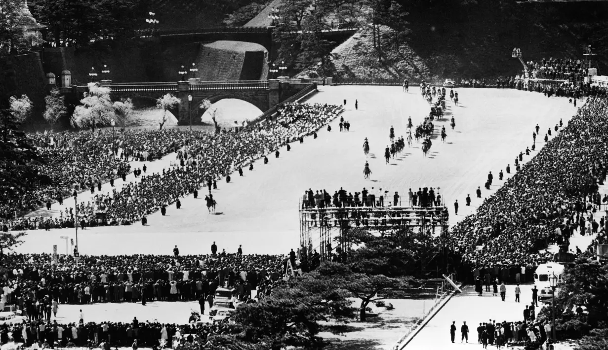 Kereta kerajaan yang membawa Putra Mahkota Jepang Akihito dan pengantin Michiko Shoda pada hari pernikahan mereka di Istana Kerajaan di Tokyo, pada 10 April 1959. (AFP Photo)