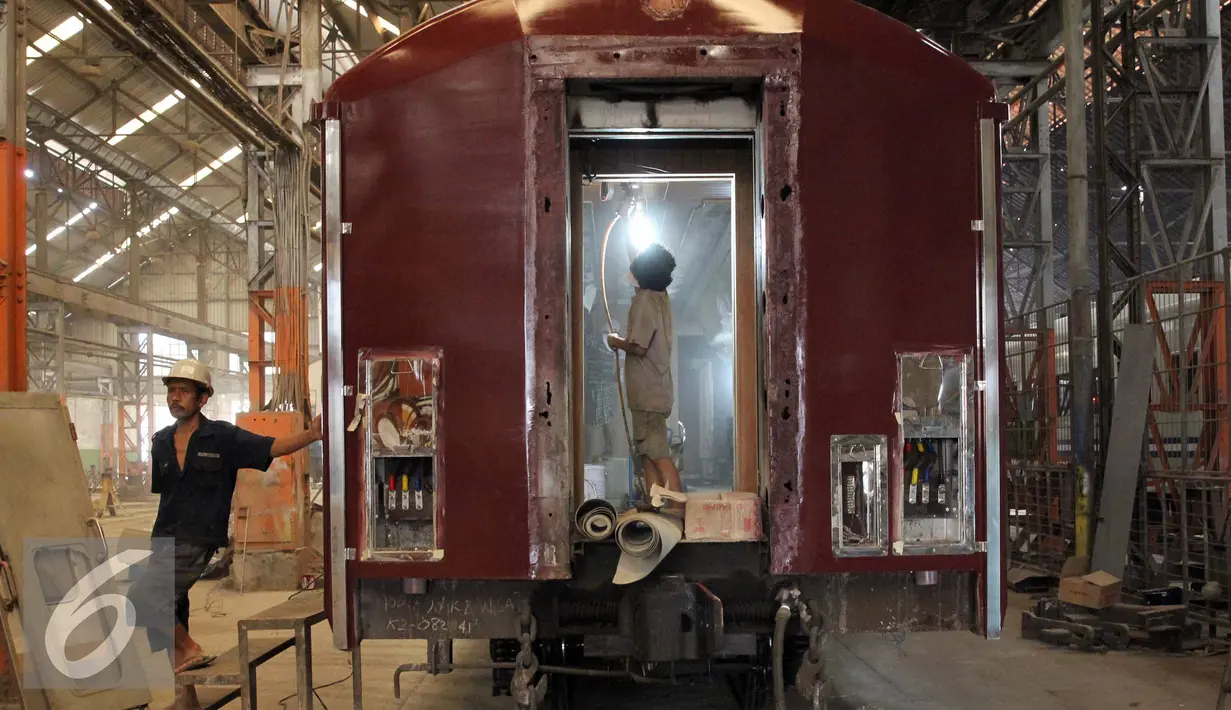 Pekerja menyelesaikan pembuatan Interior kereta wisata (KW) di Jakarta, Rabu (1/7/2015). Harga sewa kereta Paling murah adalah rute Gambir-Bandung seharga Rp 10 juta dan Rute termahal Bandung-Banyuwangi, senilai Rp 27,5 Juta. (Liputan6.com/Helmi Afandi)