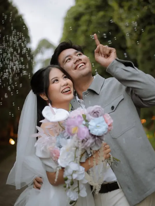 Sambil memegang buket bunga warna pastel, Indah pun tampak mengenakan veil putih yang disematkan di rambutnya.  [@fransfaisal_]