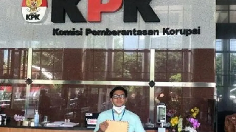 Mahasiswa  Unnes, Frans Josua Napitu, mengunjungi Kantor KPK di Jakarta untuk melaporkan dugaan korupsi yang dilakukan Rektor Unnes, Prof. Fathur Rohman, Jumat (13/11/2020). (Semarangpos.com-Istimewa)