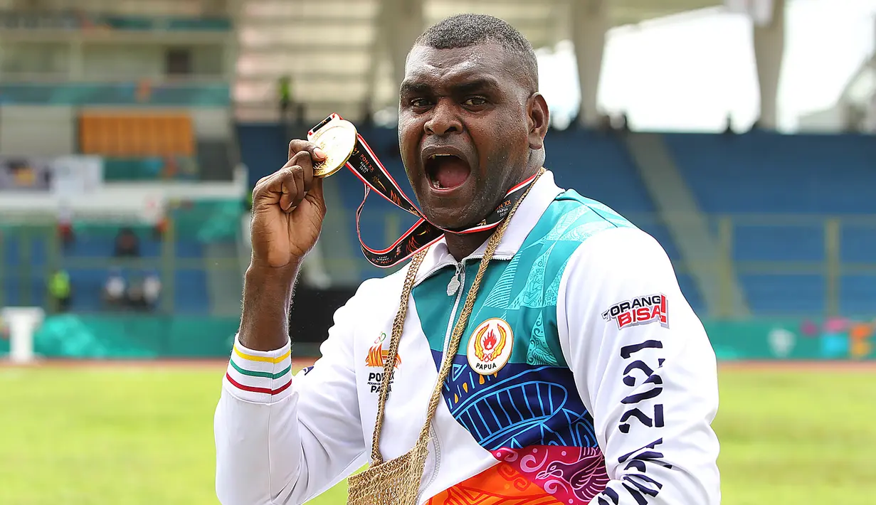 Tuan rumah Papua akhirnya mampu meraih medali emas di cabang atletik PON XX Papua melalui Arnoldus Gawai Kaize pada nomor lempar cakram putra di GOR Mimika Sport Complex, Rabu (13/10/2021). Ia berhasil menyisihkan lawan-lawanya dengan lemparan 49,78 meter. (PB PON XX Papua/Ady Sesotya)