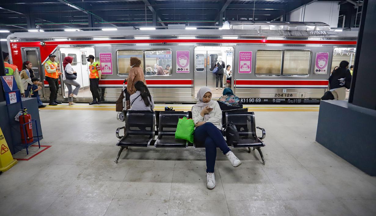 Gedung baru dirancang untuk menampung hingga 83.000 penumpang per hari, atau naik dari kapasitas sebelumnya sekitar 26.000 penumpang. Tampak dalam foto, calon penumpang bersiap menaiki rangkaian KRL Commuter Line di Stasiun Rangkasbitung Ultimate, Lebak, Banten, Senin (24/11/2025) malam. (merdeka.com/Arie Basuki)