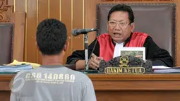Hakim tunggal Zuhairi bertanya kepada saksi Irwansyah Siregar mengenai keaslian tandatangannya dalam berkas saat sidang praperadilan Novel Baswedan di Pengadilan Negeri Jakarta Selatan, Jumat (5/6/2015). (Liputan6.com/Yoppy Renato)