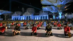 Penari membawakan tarian tradisional Rapa'i Geleng saat pembukaan Festival Ekonomi Syariah Sumatera di depan Masjid Raya Baiturrahman, Banda Aceh, Aceh, 4 Agustus 2022. (Chaideer MAHYUDDIN/AFP)