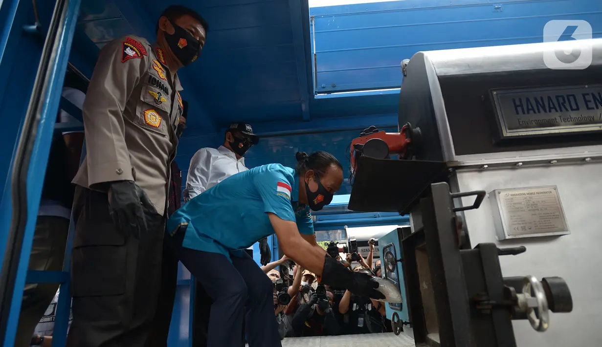 Kapolri Jenderal Idham Azis, Deputi Pemberantasan BNN Irjen Arman Depari, Ketua MPR RI Bambang Soesatyo memusnahkan barang bukti narkoba jenis sabu di Lapangan Polda Metro Jaya, Jakarta, Kamis (2/7/2020). (merdeka.com/Imam Buhori)