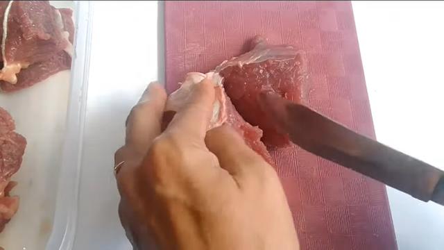 Tanpa Bahan Tambahan, Ini Trik Jitu Iris Daging Sapi Agar Mudah Empuk