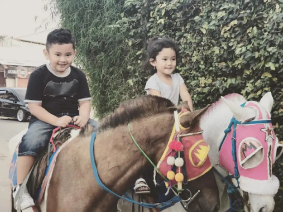 Anak Ayu Ting Ting menunggang kuda. (Instagram/ayutingting92)