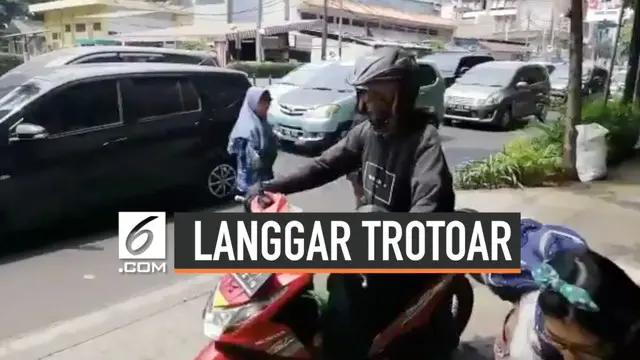 Viral sebuah video yang merekam pengendara motor naik ke trotoar dan tabrak anak kecil yang sedang berjalan.