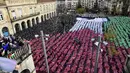 Orang-orang membuat mosaik manusia yang mewakili bendera Palestina selama unjuk rasa solidaritas terhadap rakyat Palestina di bawah slogan "Hentikan Pembantaian di Gaza" di Kota Gernika, Basque, Spanyol, 8 Desember 2023. (ANDER GILLENEA/AFP)