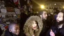 Aksi Madonna dan putranya David Banda yang diiringi gitaris Monte Pittman menggelar konser jalanan di Place de la Republique, dekat tempat peringatan para korban serangan 13 November Paris yang menewaskan 130 orang, Kamis (10/12/2015). (JULES MAHE/AFP)