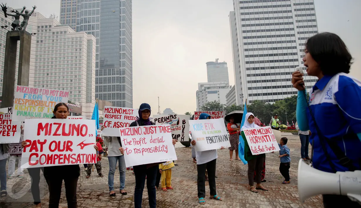 Buruh membawa poster saat menggelar aksi unjuk rasa di Bundaran HI, Jakarta, Kamis (20/8/2015). Dalam aksinya mereka menuntut Panarub Dwikarya, buyer Adidas dan Mizuno menyelesaikan kasus PHK massal terhadap 1.300 pekerja. (Liputan6.com/Faizal Fanani)