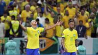 Selebrasi pemain Timnas Brasil, Richarlison (kiri) usai menjebol gawang Serbia&nbsp;dalam pertandingan Grup G Piala Dunia 2022 yang berlangsung di Lusail Stadium, Qatar, Jumat (25/11/2022). (AP Photo/Natacha Pisarenko)