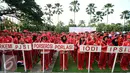 Kontingen DKI Jakarta yang akan berlaga di PON XIX Jabar saat mengikuti upacara pelepasan di halaman Balaikota Jakarta, Rabu (7/9). Kontingen yang berangkat terdiri dari 915 atlet, 343 ofisial dan 62 ekstra ofisial. (Liputan6.com/Helmi Fithriansyah)