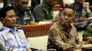 Menteri Pertahanan Ryamizard Ryacudu (kanan) saat mengikuti rapat dengan Komisi I DPR di Senayan, Jakarta, Kamis (7/6). Rapat ini membahas Rencana Kerja dan Anggaran Kementerian dan Lembaga (RKAKL). (Liputan6.com/JohanTallo)