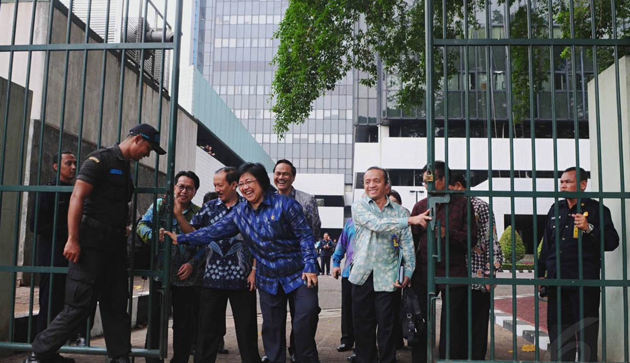 Menteri Lingkungan Hidup dan Kehutanan Siti Nurbaya bersama stafnya saat memasuki Kompleks Parlemen RI, Jakarta, Rabu (5/11/2014). (Liputan6.com/Andrian M Tunay)    