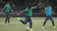 Striker Timnas Indonesia, Nur Hardianto, berusaha melepaskan tendangan saat latihan di Lapangan ABC Senayan, Jakarta, Senin (15/1/2018). Pemusatan latihan ini dilakukan jelang Asian Games 2018. (Bola.com/Vitalis Yogi Trisna)