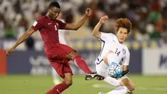 Pemain Qatar, Mohammed Kasoala (kiri) berebut bola dengan pemain Korea Selatan, Han Kookyoung saat bertanding dalam Kualifikasi Piala Dunia 2018 di stadion Jassim Bin Hamad, Doha, Qatar, (13/6). Qatar menang atas Korsel 3-2. (AFP Photo/Karim Jaafar)