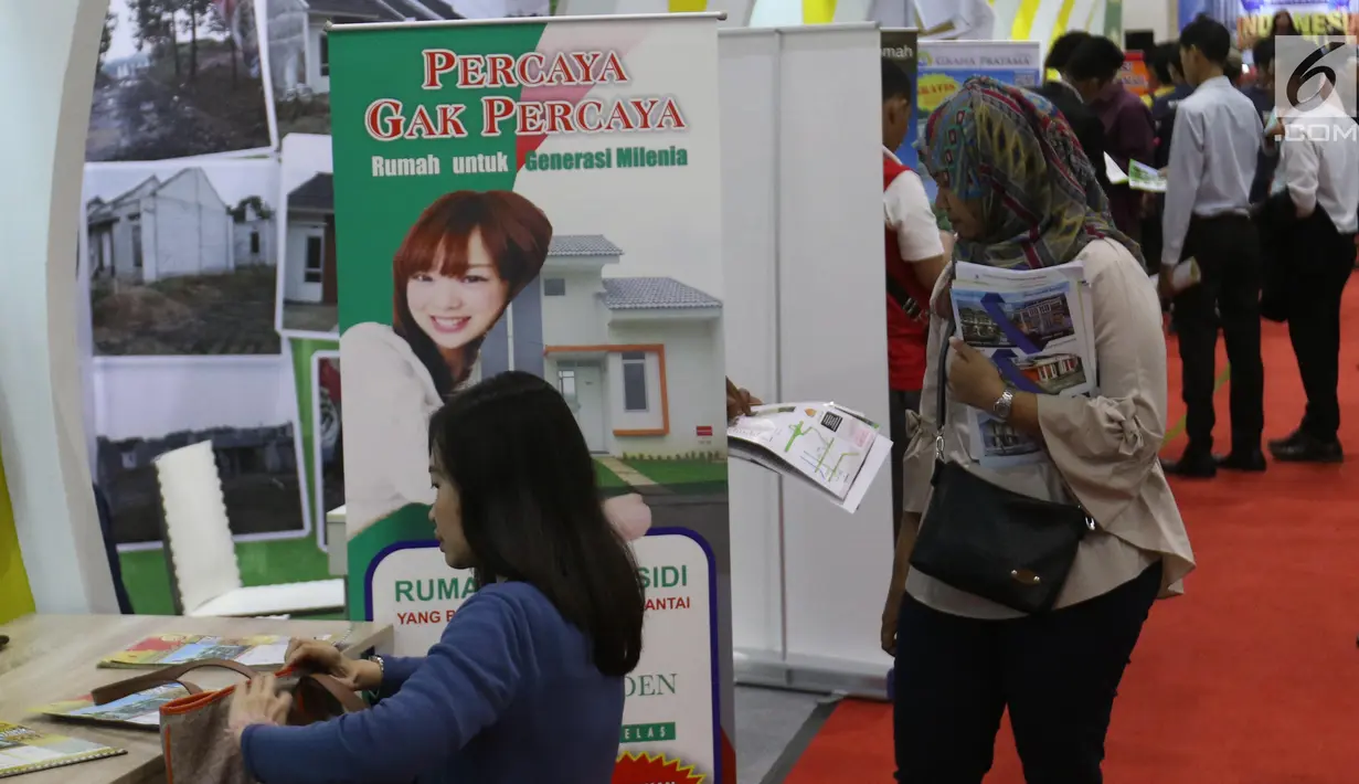 Pengunjung mendatangi pameran perumahan bertajuk Indonesia Property Expo (IPEX) 2019 di Jakarta Convention Centre ,  Sabtu (2/2). Kegiatan yang digelar 2-10 Februari itu menargetkan penyaluran kredit baru senilai Rp 6 triliun. (Liputan6.com/Angga Yuniar)