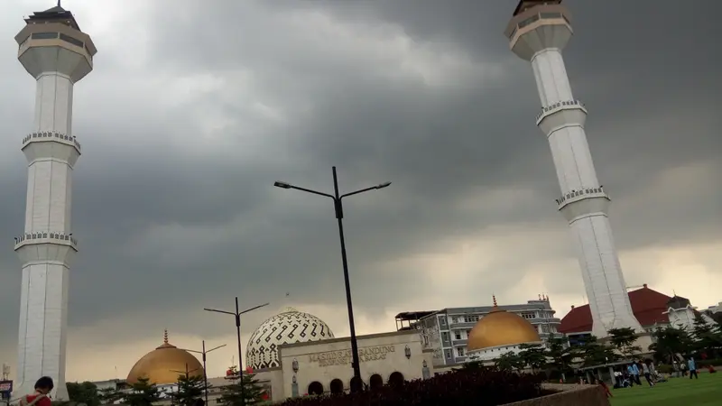 Menikmati Pagi Syahdu di Masjid Raya Bandung