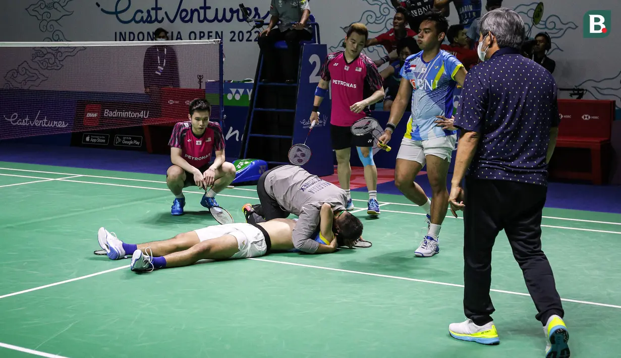 Cedera yang dialami Yeremia memang terasa menyesakkan. Pasalnya, permainan pebulutangkis Indonesia ini bersama Pramudya sangat baik sepanjang pertandingan perempat final Indonesia Open 2022 itu. (Bola.com/Bagaskara Lazuardi)