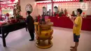 Warga bersembahyang di Vihara Dharma Bakti yang baru di kawasan Glodok, Jakarta, (1/2/2021). Vihara Dharma Bakti tidak menyelenggarakan ibadah pada malam tahun baru China 11 Februari 2021 mendatang. (Liputan6.com/Faizal Fanani)