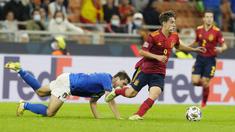 Timnas Spanyol berhasil melenggang ke final UEFA Nations League usai menumbangkan tuan rumah Italia dengan skor 2-1. Kemenangan ini sekaligus memutus rekor tak terkalahkan skuad Roberto Mancini yang awet sejak 2018. (AP/Antonio Calanni)