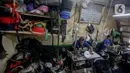 Pekerja membuat produk tas di unit produksi Artrek, Jakarta, Selasa (3/11/2020). Pemprov DKI Jakarta telah memutuskan menaikkan upah minimum provinsi (UMP) 2021 sebesar Rp 4.416.186,548 atau meningkat 3,27 persen dari 2020 bagi perusahaan tidak terkena dampak COVID-19. (Liputan6.com/Faizal Fanani)