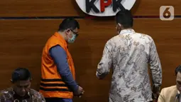 Salah satu tersangka kasus dugaan suap terkait pelaksanaan berbagai proyek infrastruktur di Kabupaten Maberamo Tengah, Papua yang melibatkan Bupati Mamberamo Tengah, Ricky Ham Pagawak saat rilis penahanan di Gedung KPK, Jakarta, Kamis (8/9/2022). Terkait kasus tersebut, KPK menahan Dirut PT Bina Karya Raya, Simon Pampang dan Jusie Andra Pribadi Pampang (Direktur PT Bumi Abadi Perkasa). (Liputan6.com/Helmi Fithriansyah)