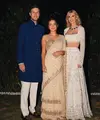 Ia juga hadir bersama putrinya, Arabella yang juga mengenakan sari India warna coklat keemasan. Sedangkan Ivanka tampil dengan crop top lengan panjang dan rok panjang khas India berbordir warna putih. [@ivankatrump]