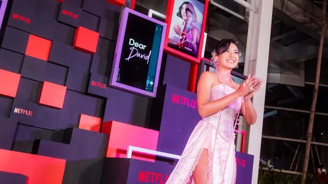 Potret Shenina Cinnamon di Gala Premiere Dear David, Angga Yunanda Beri Support