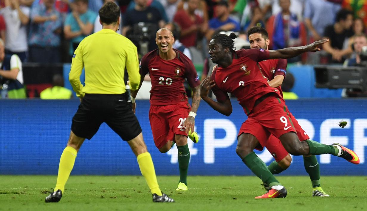 Pada final Euro 2016 di Stade de France, Paris, Timnas Portugal tampil sebagai juara setelah mengalahkan tuan rumah Prancis dengan skor 1-0 lewat babak perpanjangan waktu. Gol tunggal Portugal dicetak oleh Eder pada menit ke-109. Eder sendiri baru dimasukkan pada menit ke-79 setelah menggantikan Renato Sanches. (AFP/Patrik Stollarz))