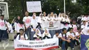 Sejumlah pelajar berfoto bersama sambil memegang spanduk saat menggelar aksinya di depan Istana Presiden, Jakarta, Sabtu (25/2). Dalam aksinya para siswa-siswi pelajar tersebut menolak jadi target dari iklan rokok. (Liputan6.com/Helmi Afandi)