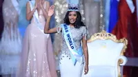 Miss Jamaika, Toni-Ann Singh melambaikan tangan seusai dinobatkan sebagai Miss World 2019 pada grand final di ExCeL, London, Sabtu (14/12/2019). Toni-Ann, 23, berhasil menyingkirkan 100 wanita tercantik dari berbagai negara. (DANIEL LEAL-OLIVAS / AFP)
