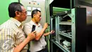 Tim ahli dari Dirtipikor Bareskrim Polri melakukan pemeriksaan UPS di SMAN 57, Jakarta, Sabtu (13/6/2015). Pemeriksaan dibantu 6 tim ahli untuk mengetahui daya dan instalasi UPS di tiap sekolah penerima. (Liputan6.com/Yoppy Renato)